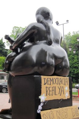 La Estatua 'La Maternidad', De Botero, Con Un Cartel Reivindicativo