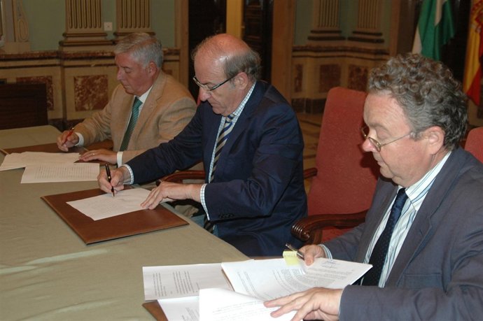 El Alcalde De Huelva, Pedro Rodríguez, Con Dirigente Del Recreativo.