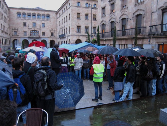 Concentración De Ciudadanos En La Plaza De La Constitución De Salamanca