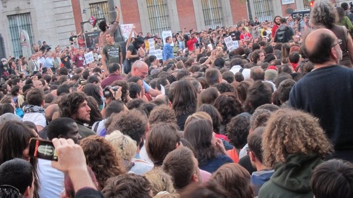 Concentración Movimiento 15-M En Puerta Del Sol. Acampada. 