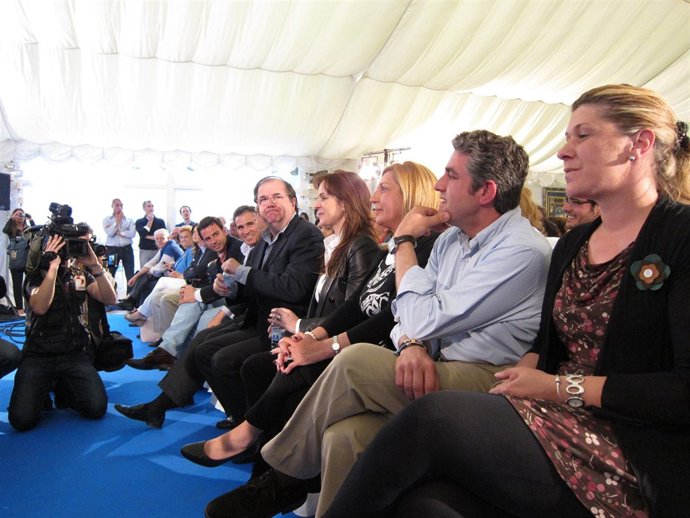 Herrera Junto A Silvia Clemente Y El Candidato Jesús Postigo