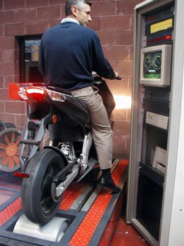 Un motorista pasa la ITV.