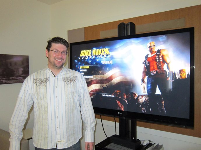 Randy Pitchford Con Pantalla De Duken Nukem Forever 