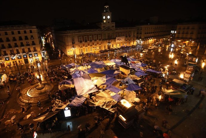 Indignados En La Puerta Del Sol De Noche