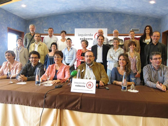 José Miguel Nuin, Con Otros Miembros De Izquierda-Ezkerra En Un Acto Electoral.