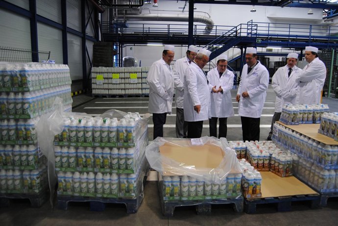 Un Momento De La Visita De IU A Central Lechera Asturiana