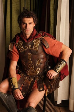 El Actor Iván Sánchez De La Serie 'Hispania' Posa Vestido De Romano