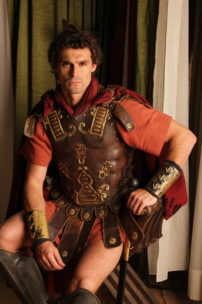 El Actor Iván Sánchez De La Serie 'Hispania' Posa Vestido De Romano