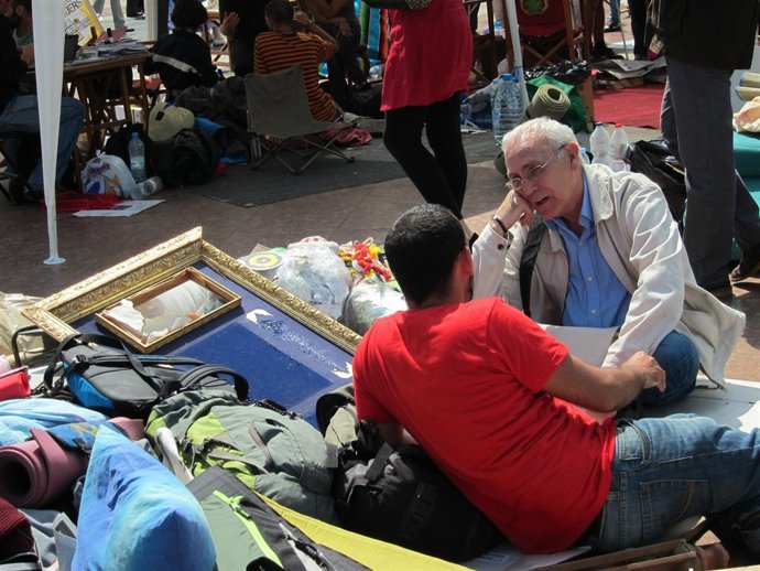 Concentrados En La Plaza Catalunya De Barcelona