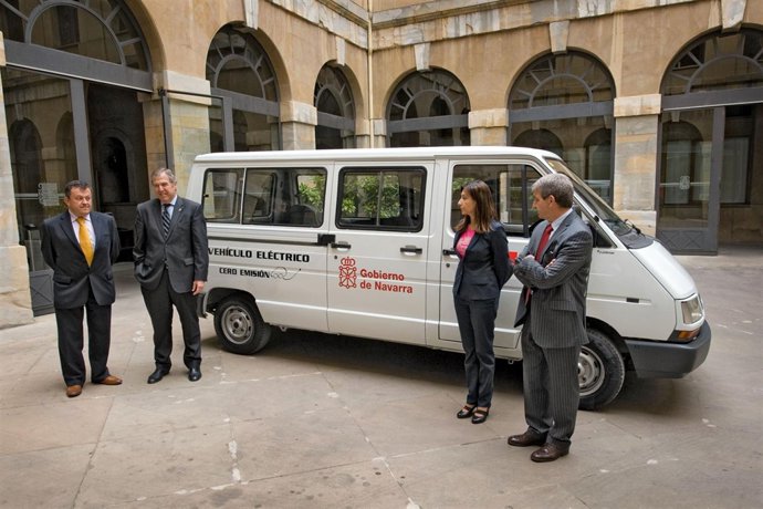 Rábade, Roig, Urien Y González Junto Al Vehículo Eléctrico Del Gobierno Foral.