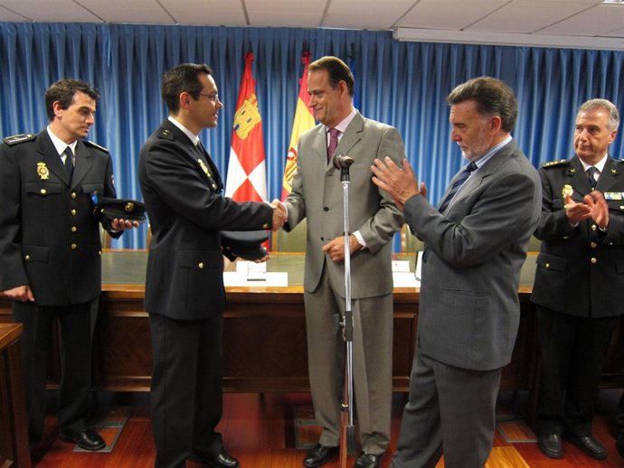Condecoración De Dos Agentes De La Policía Nacional Destinados En Valladolid
