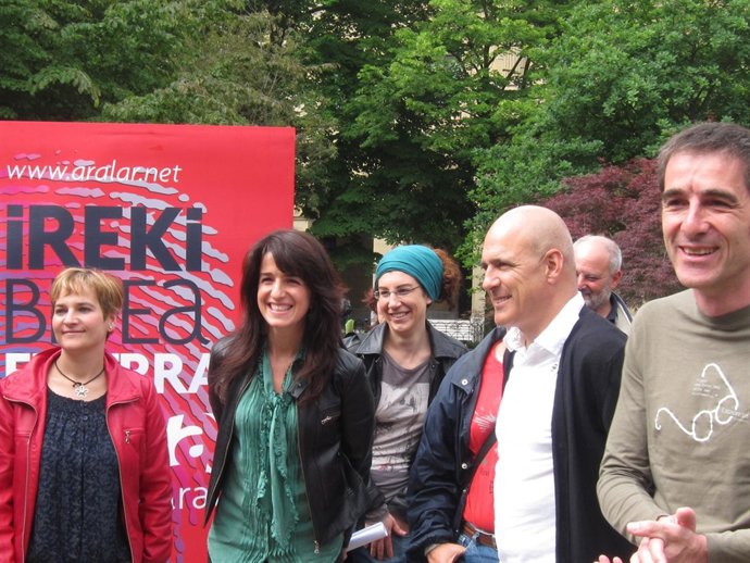 Rebeka Ubera Y Aintzane Ezenarro Junto A Representantes De Aralar.