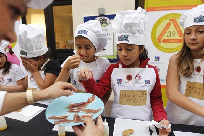 Los Niños Aprenden A Montar Su Propio Desayuno Sano