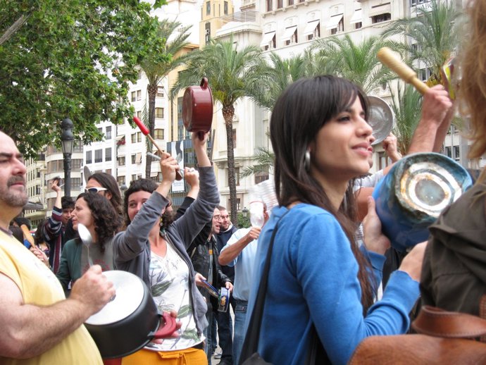 Manifestantes En Valencia Protestan Para Reclamar Una Democracia Real