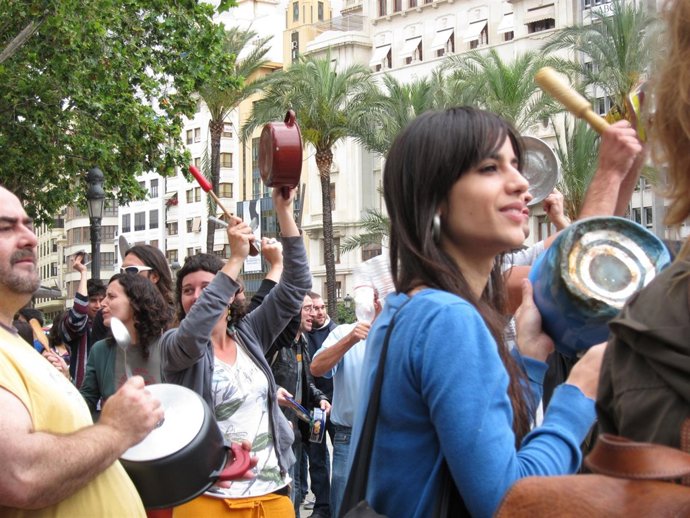Manifestantes En Valencia Protestan Para Reclamar Una Democracia Real