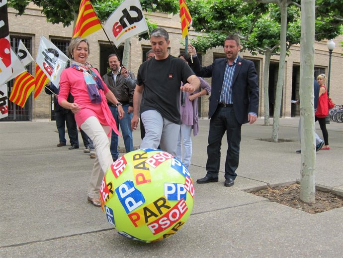 Nieves Ibeas Y Juan Martín (CHA) En Un Acto Electoral.