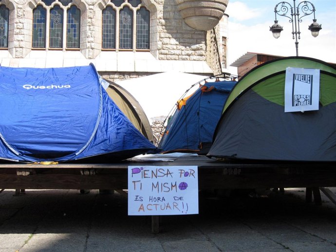 Tiendas De Campaña Del Movimiento Social Frente Al Edificio Botines