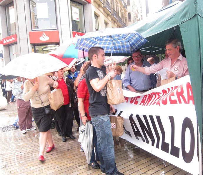 Blázquez Hace Entrega A Un Joven De Una Bolsa Con Productos De Antequera