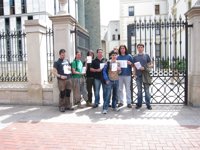 15M-. Los 'indignados' llevan sus demandas al Palacio de Gobierno, la Delegación, el Ayuntamiento y el INEM