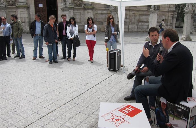 Óscar Puente En El Acto Celebrado En La Plaza De La Universidad