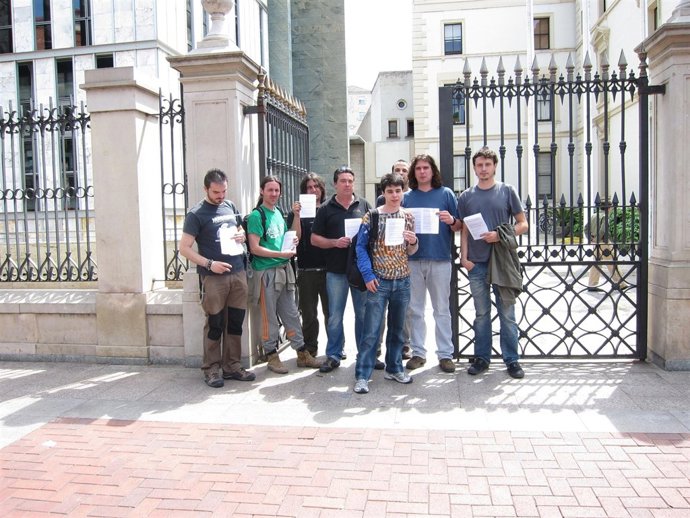 'Indignados' En Favor De Democracia Real Ya!. En El Palacio De Gobierno