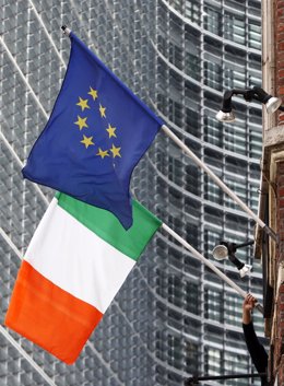 Bandera de la Unión Europea e Irlanda en la Comisión Europea