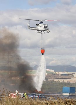 Helicóptero sofocando el fuego
