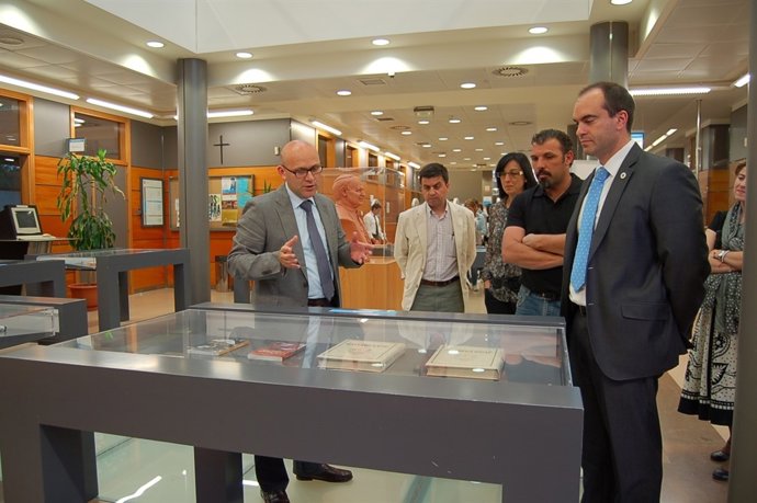 Muestra En La UCH-CEU Sobre Juan Pablo II Con Motivo De Su Beatificación