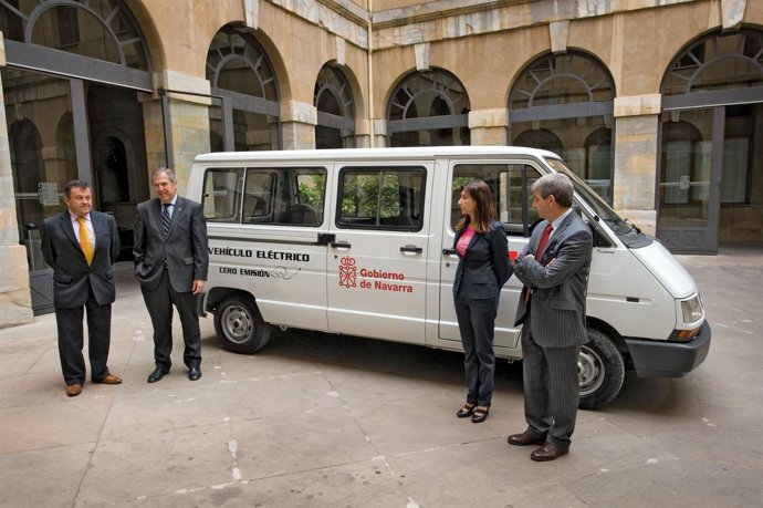 Rábade, Roig, Urien Y González Junto Al Vehículo Eléctrico Del Gobierno Foral.
