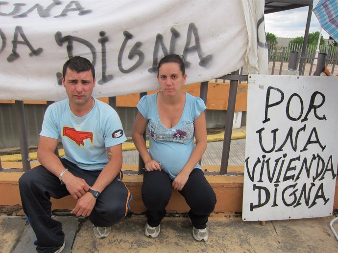 Ana Sánchez Y Jonathan Salguero Frente A La Casa De Fernández Vara