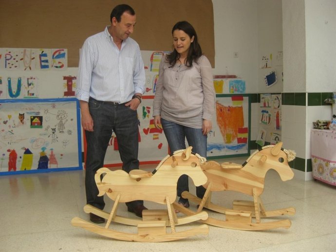 Lóla Sanchez Con Los Caballos De Madera