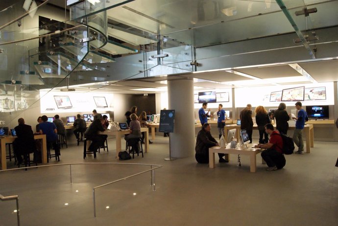 Apple store en el Louvre de París