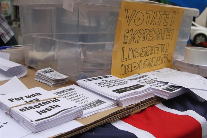 Mesa Informativa Del Movimiento 15M En Cádiz