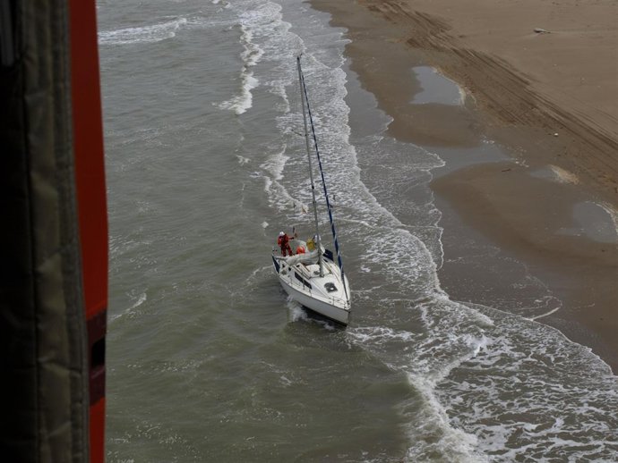 Velero Varado En El Delta Del Ebre