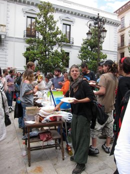 Miembros Del Colectivo 'Indignados' Almuerzan Durante La Protesta