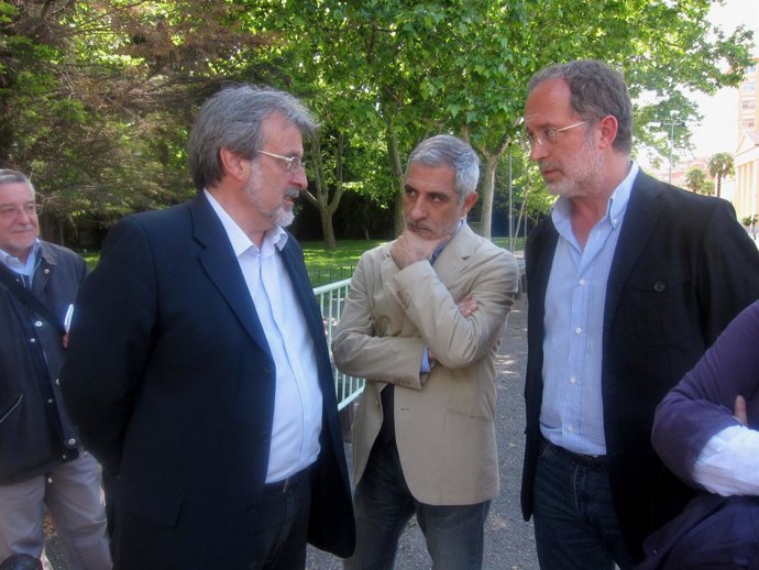 Llamazares, Flanqueado Por González Y Saravia, Ante La Antigua Residencia