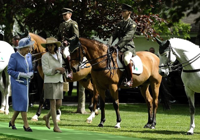 La Reina De Inglaterra Visita Un Criadero De Caballos En Irlanda