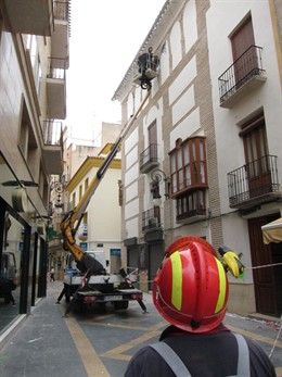 Un Bombero Asiste A Las Tareas De Rehabilitación Tras El Terremoto