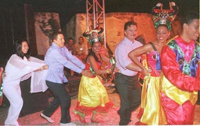 Keiko Fujimori Con El Presidente Venezolano, Hugo Chávez, En El Año 2000.