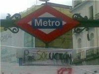 Los acampados cambian el nombre de la parada del Metro de Sol por la de 'Plaza Solución'