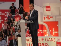 Zapatero cree que este movimiento pacífico "merece respeto" pero le recuerda que "todo se consigue votando"