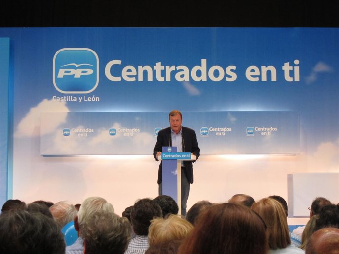 Antonio Silván En Un Mitin En León