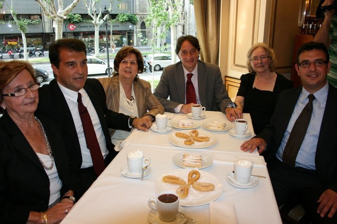 J.Portabella Y J.Laporta Meriendan Con Sus Madres