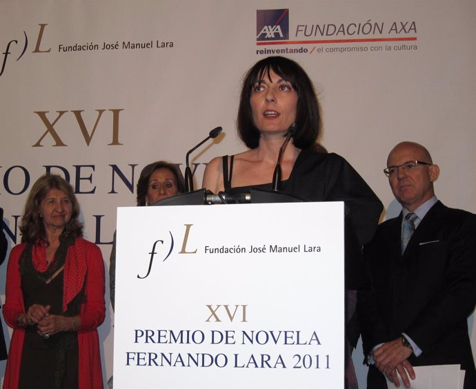 Silvia Grijalba Recoge El Premio De Novela Fernando Lara.