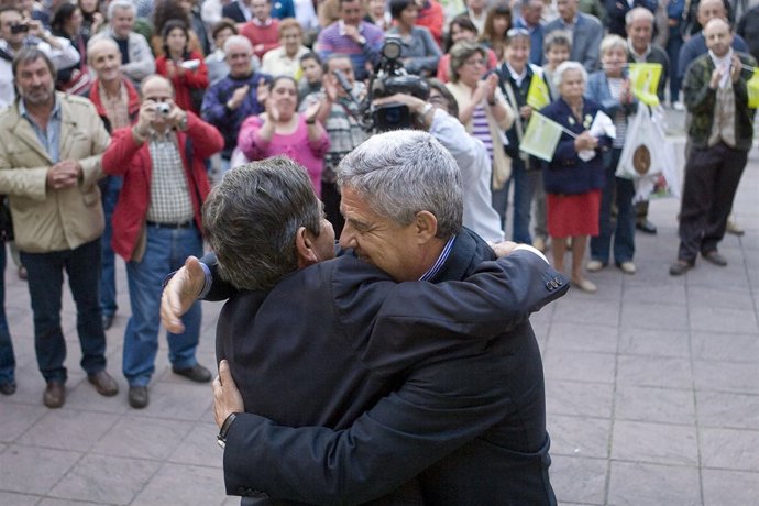 Revilla Y Fuster Fabra Se Abrazan En Reinosa 