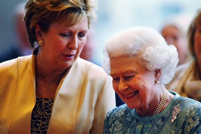 La Presidenta De Irlanda, Mary Mcaleese, Y La Reina Isabel II
