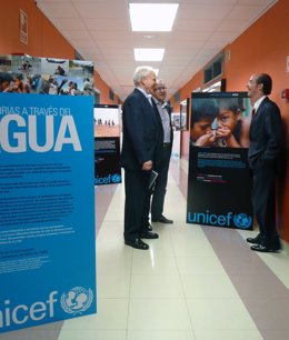 Visita Del Rector Y El Presidente De Unicef Cyl A La Exposición