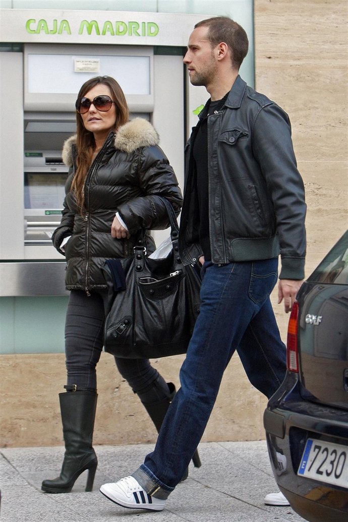 Gonzalo Miró Y Amaia Montero Por La Calle