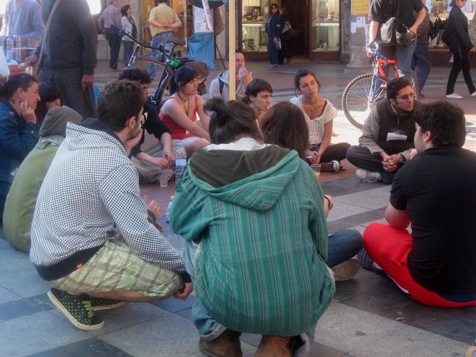 Un Grupo De Jóvenes Indignados En La Plaza De Fuente Dorada