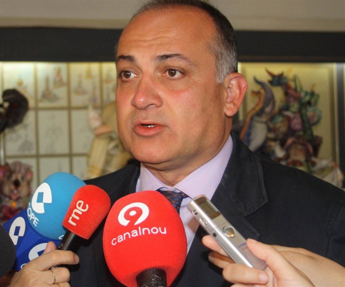 Calabuig Atendiendo A Los Periodistas 